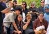 Tangis Thalita Latief Pecah di Pemakaman Sang Ayah, Edo Borne Ikut Turun ke Liang Lahat