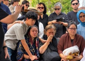 Tangis Thalita Latief Pecah di Pemakaman Sang Ayah, Edo Borne Ikut Turun ke Liang Lahat