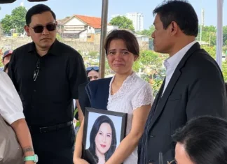 Tangis Marsha Aruan Dan Adik Pecah di Pusara Sang Ibunda